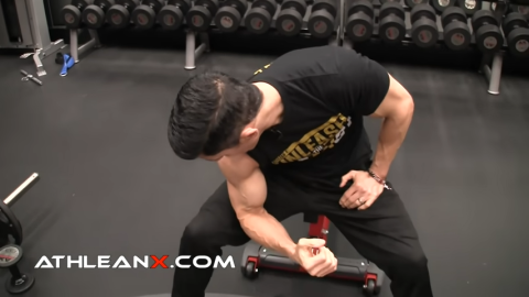 using elbow for leverage in concentration curls