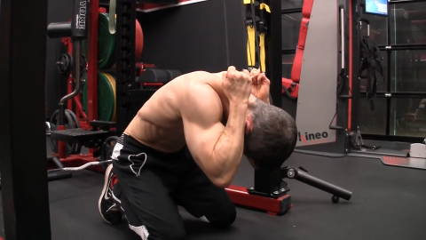 dont sit back on knees in banded pull down abs exercise